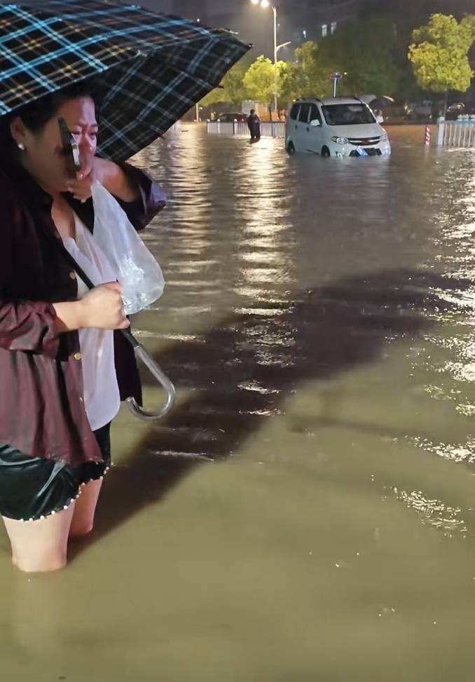皇冠信用盘登3代理
_女子回应意外落入下水道皇冠信用盘登3代理
，被救后守在附近提醒路人：我险些遇难，不能让别人再遇危险